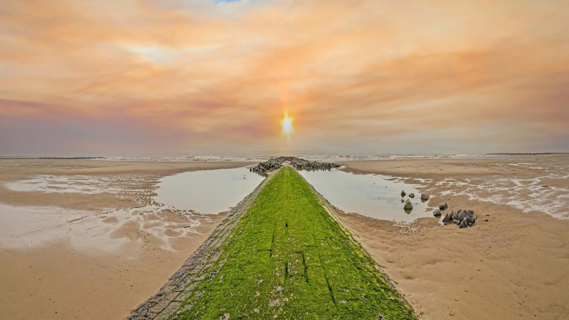 Apartment On The Sea Wall Of Middelkerke Bélgica