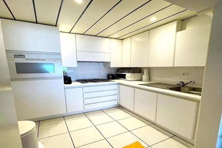Apartment On The Sea Wall Of Middelkerke Bélgica
